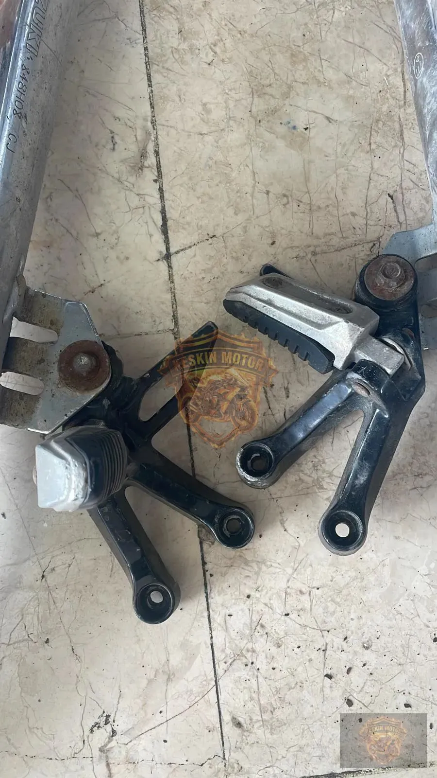 SUZUKİ İNOZUMA SAĞ/SOL YOLCU BRAKET TAKIM - Keskin Motor Orijinal Çıkma Parça