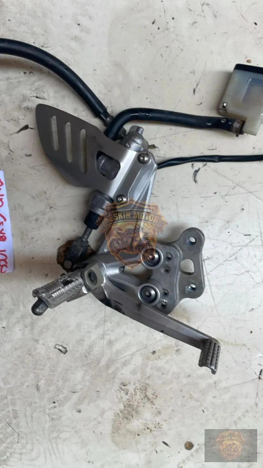 SUZUKİ GSXR 1000 SAĞ SÜRÜCÜ BRAKET KOMPLE - Keskin Motor Orijinal Çıkma Parça